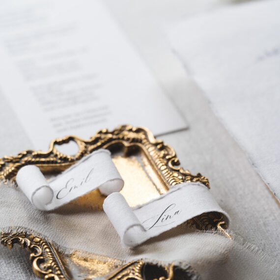 Detailaufnahme von Eheringen und Hochzeitsaccessoires auf Burg Pyrmont