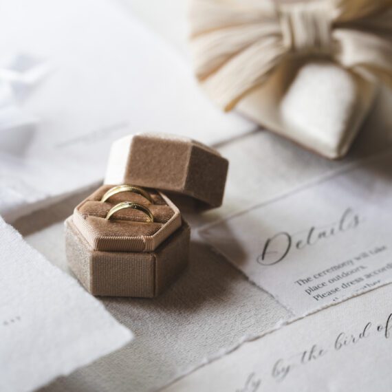 Detailaufnahme von Eheringen und Hochzeitsaccessoires auf Burg Pyrmont