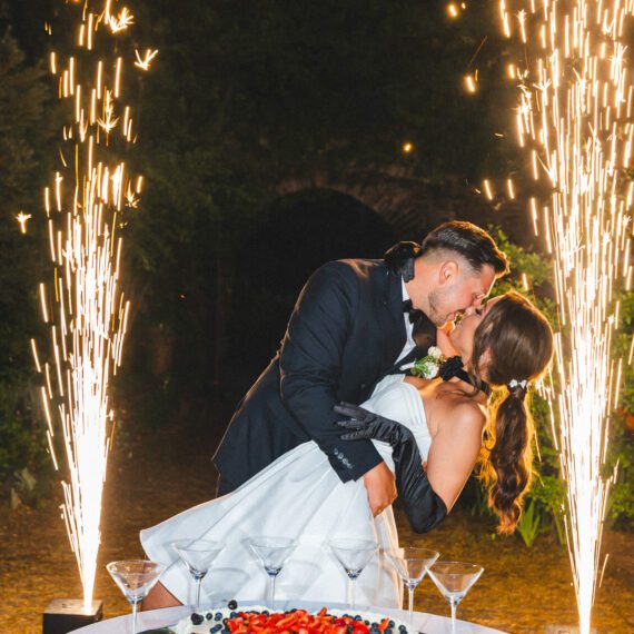 Brautpaar beim gemeinsamen Anschneiden der Hochzeitstorte