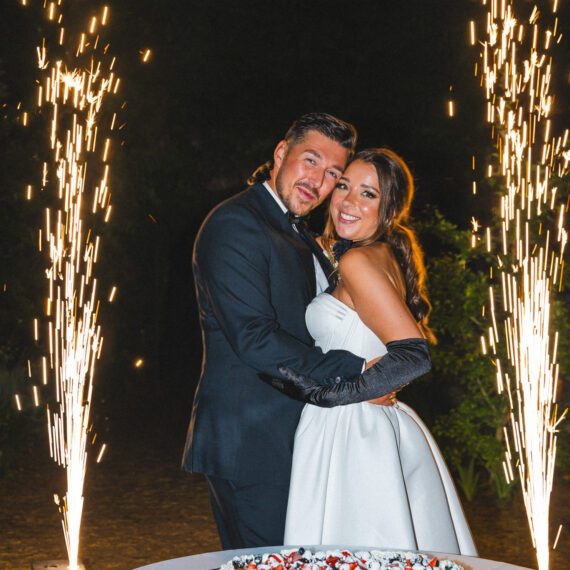 Brautpaar beim gemeinsamen Anschneiden der Hochzeitstorte