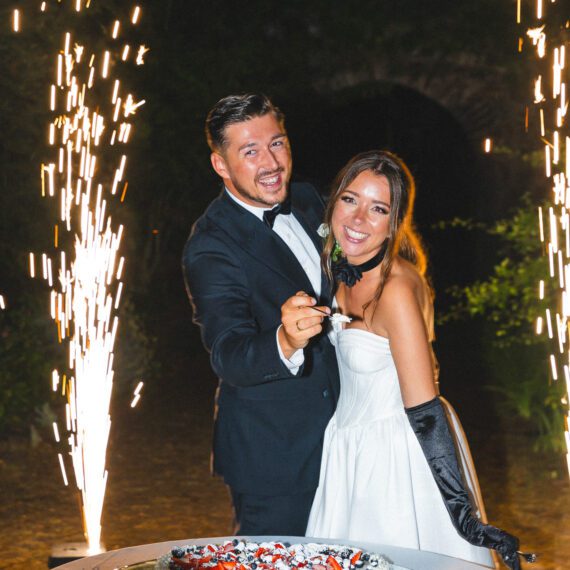 Brautpaar beim gemeinsamen Anschneiden der Hochzeitstorte