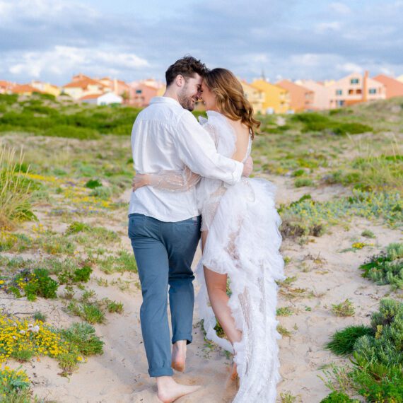 Romantisches Brautpaarshooting am Strand in Portugal bei natürlichem Licht