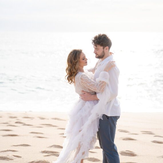 Braut und Bräutigam beim Sonnenuntergangs-Shooting am Strand in Portugal