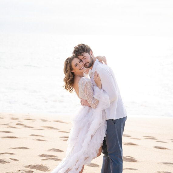 Braut und Bräutigam beim Sonnenuntergangs-Shooting am Strand in Portugal
