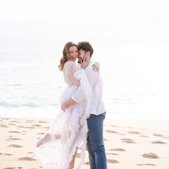 Braut und Bräutigam beim Sonnenuntergangs-Shooting am Strand in Portugal