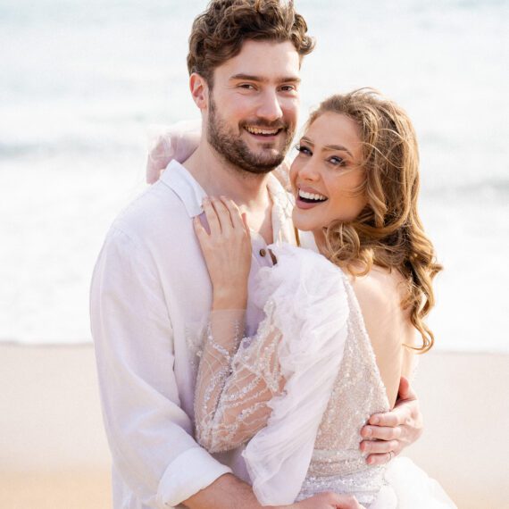 Braut und Bräutigam beim Sonnenuntergangs-Shooting am Strand in Portugal