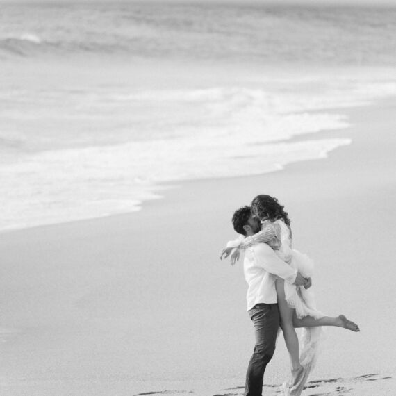 Authentisches Paarshooting am Meer während einer Hochzeit in Portugal