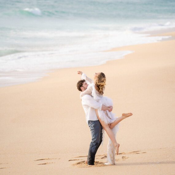 Authentisches Paarshooting am Meer während einer Hochzeit in Portugal