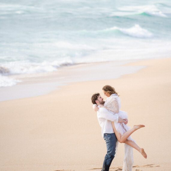 Authentisches Paarshooting am Meer während einer Hochzeit in Portugal