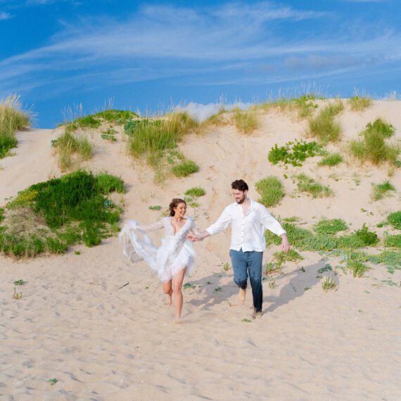 Authentisches Paarshooting am Meer während einer Hochzeit in Portugal