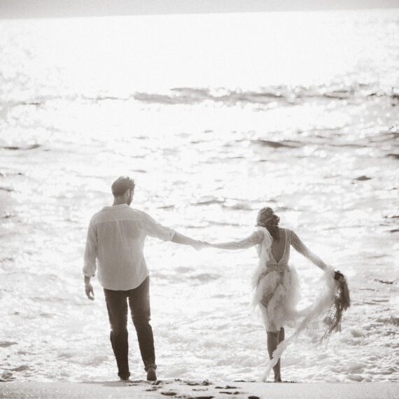 Authentisches Paarshooting am Meer während einer Hochzeit in Portugal