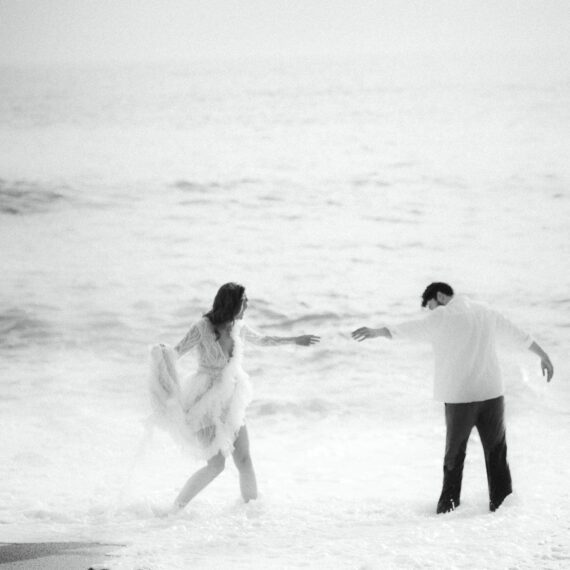 Authentisches Paarshooting am Meer während einer Hochzeit in Portugal