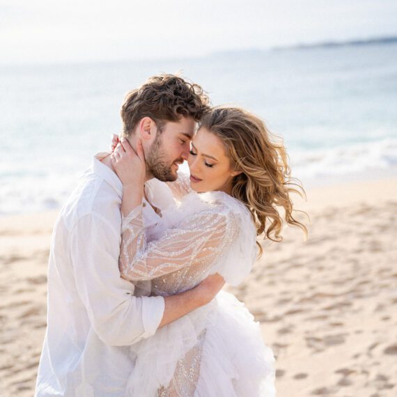 Authentisches Paarshooting am Meer während einer Hochzeit in Portugal