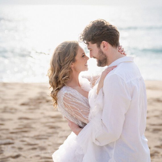 Authentisches Paarshooting am Meer während einer Hochzeit in Portugal