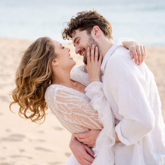 Authentisches Paarshooting am Meer während einer Hochzeit in Portugal