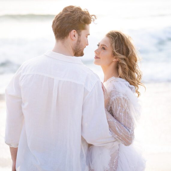 Braut und Bräutigam beim Sonnenuntergangs-Shooting am Strand in Portugal