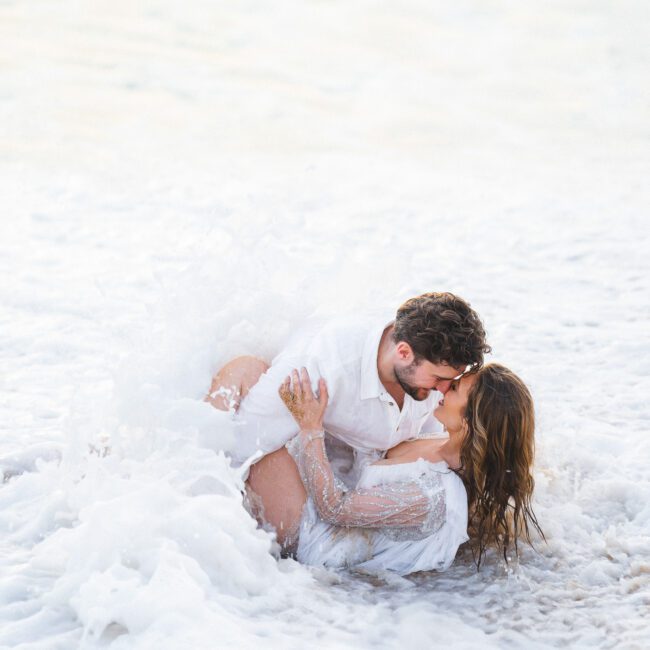 Braut und Bräutigam beim Sonnenuntergangs-Shooting am Strand in Portugal