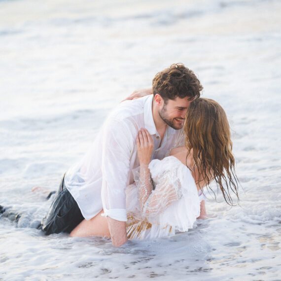 Braut und Bräutigam beim Sonnenuntergangs-Shooting am Strand in Portugal