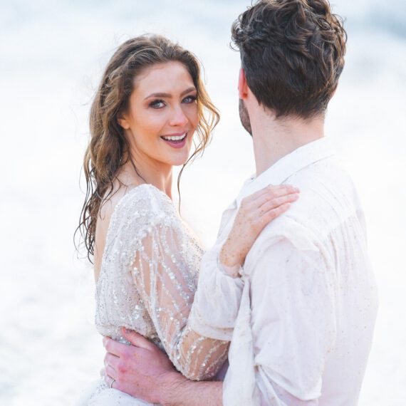Braut und Bräutigam beim Sonnenuntergangs-Shooting am Strand in Portugal