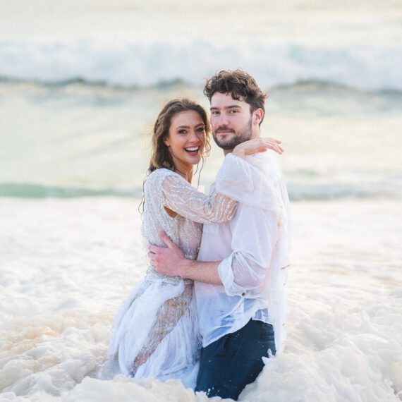 Braut und Bräutigam beim Sonnenuntergangs-Shooting am Strand in Portugal