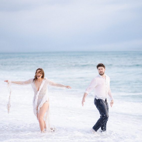 Authentisches Paarshooting am Meer während einer Hochzeit in Portugal