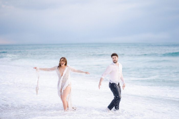 Authentisches Paarshooting am Meer während einer Hochzeit in Portugal