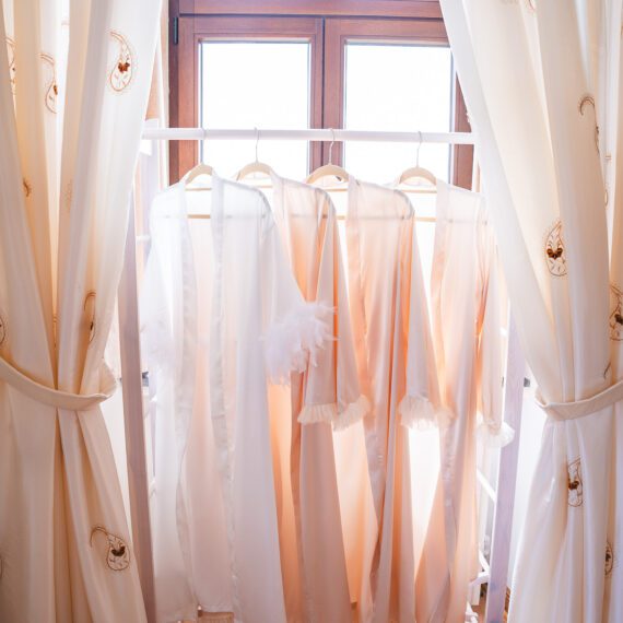 Detailaufnahme von Eheringen und Hochzeitsaccessoires auf Burg Pyrmont