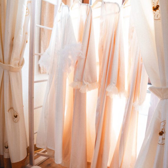 Detailaufnahme von Eheringen und Hochzeitsaccessoires auf Burg Pyrmont