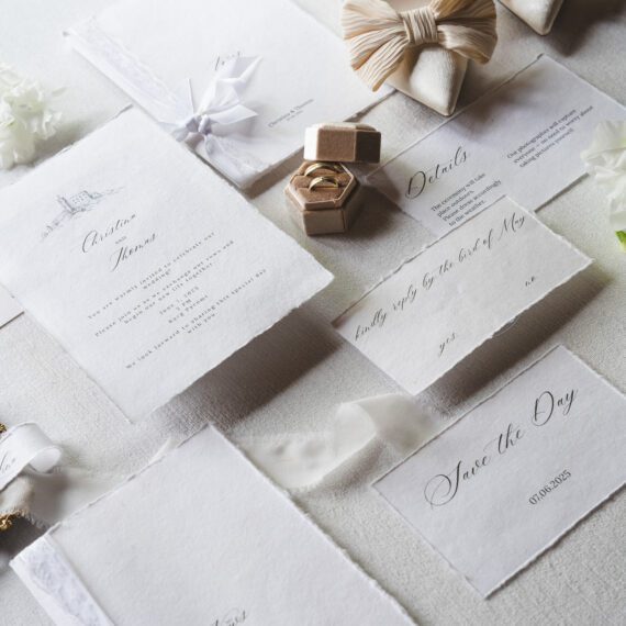 Detailaufnahme von Eheringen und Hochzeitsaccessoires auf Burg Pyrmont